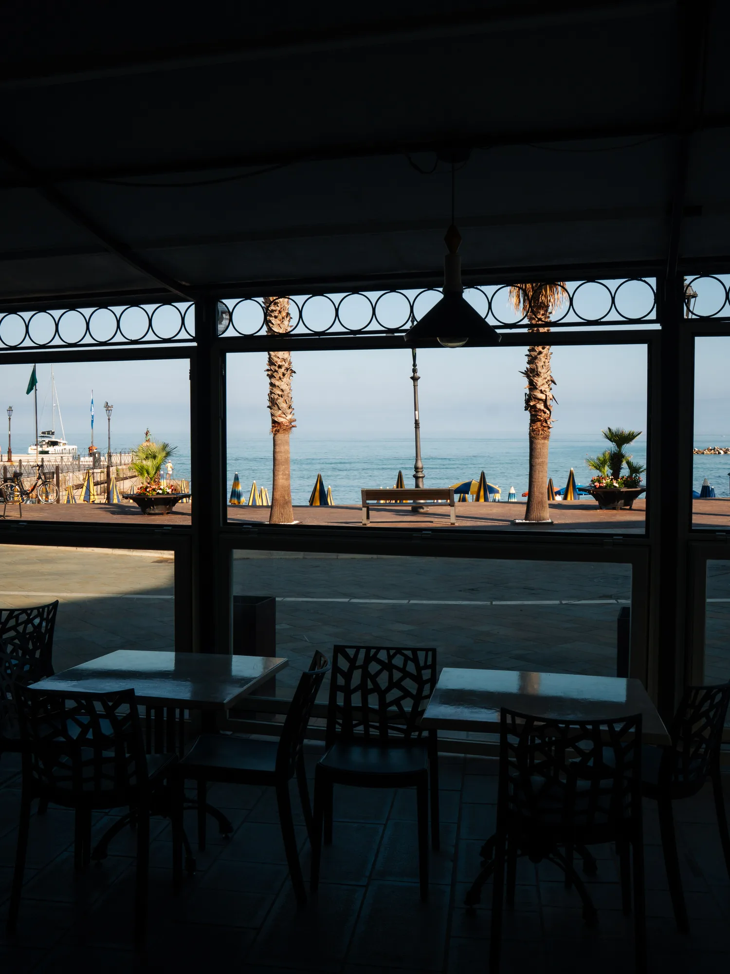 La sala di Venti Selvaggi con vista sul mare